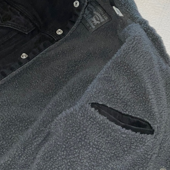 Men's Levi Snap Closure Black Denim Jacket with Sherpa Collar and Lining - Picture 10 of 13